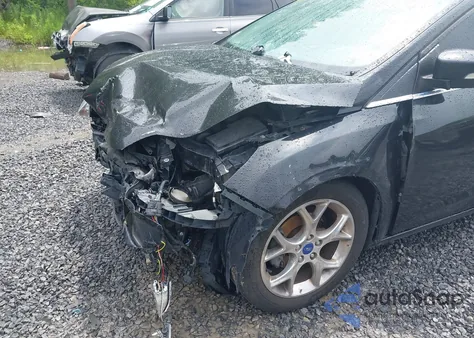 2013 Ford Focus Titanium z USA, uszkodzony, nr VIN 1FADP3J21DL107230